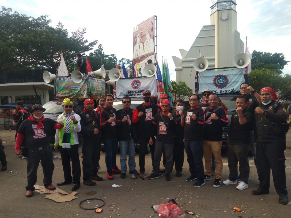 Geruduk Kantor Gubernur Banten, Aliansi Buruh Banten Bersatu Tuntut Kenaikan Upah 2022